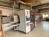 une machine qui se trouve à l'intérieur d'un bâtiment