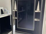 une photo d'un téléviseur dans une pièce avec une cheminée
