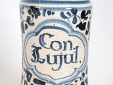 un vase bleu et blanc sur lequel figure un nom