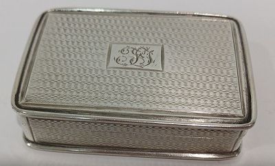 TABATIÈRE RECTANGLE EN ARGENT MASSIF En argent massif.