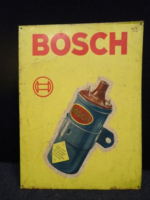 une vieille boîte sur laquelle est représentée une bouteille de bière