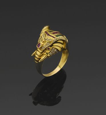une bague en or ornée d'une tête de serpent aux yeux de rubis