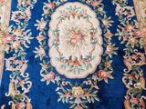 un tapis bleu orné d'un motif floral