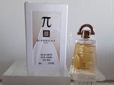 un flacon de parfum posé à côté d'une boîte sur une table