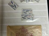 beaucoup de timbres sur une feuille de papier posée sur une table