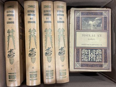 Plusieurs livres se trouvent dans une boîte posée sur une étagère, à côté d'un livre.