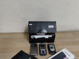 un téléphone portable posé sur une table