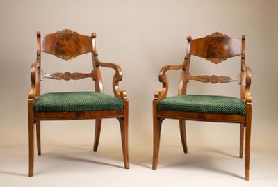 une paire de chaises anciennes avec des coussins rembourrés verts
