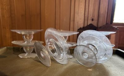 une table sur laquelle se trouvent plusieurs verres à vin vides