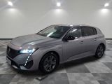 La nouvelle Peugeot est garée sur un sol en carrelage à damier.