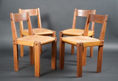 trois chaises en bois placées les unes à côté des autres sur un fond gris