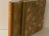 deux livres posés sur une table