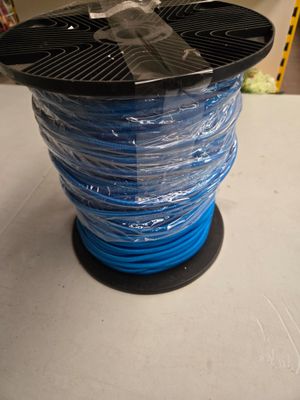 une bobine de fil bleu posée sur une table