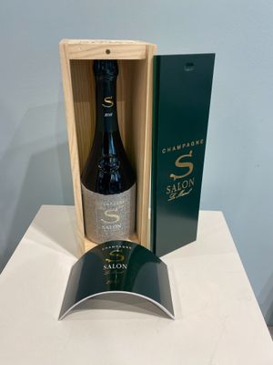une bouteille de vin dans un coffret en bois sur une table