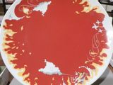 une assiette rouge et jaune posée sur un présentoir dans un magasin
