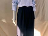un mannequin vêtu d'une chemise bleue et d'un pantalon noir