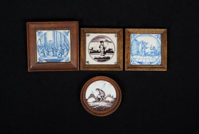 trois tableaux encadrés composés de carreaux bleus et blancs représentant un homme et une femme dans un bateau
