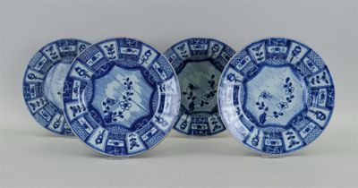 trois assiettes bleues et blanches à motifs posées sur une table