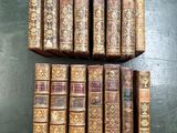 six vieux livres posés les uns à côté des autres sur une table
