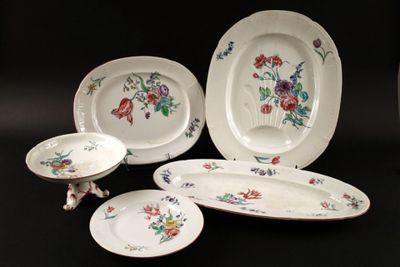 un ensemble d'assiettes et de bols décorés de fleurs