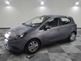 la voiture grise est garée dans le garage sur un sol en damier