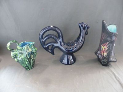 trois vases posés sur une table