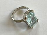 une image d'une bague sertie d'une topaze bleue