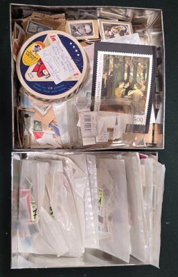 une boîte contenant de nombreux objets