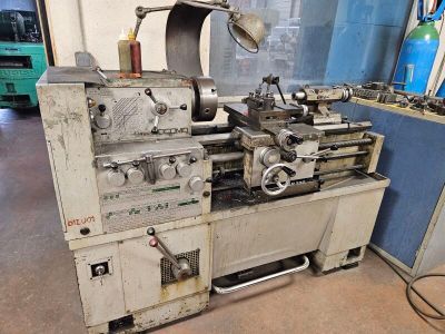 une machine qui se trouve à l'intérieur d'un bâtiment