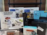 many items that are sitting on a table