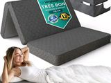 une femme allongée sur un lit avec un matelas
