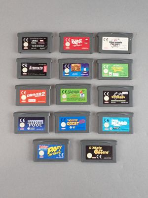 tout un tas de cartouches de jeux Nintendo posées sur une table