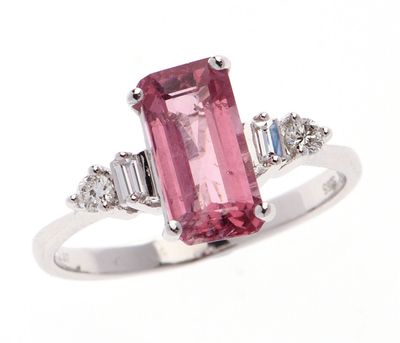 BAGUE en or gris 750 °/°° ornée d'une tourmaline pesant 2 ct…