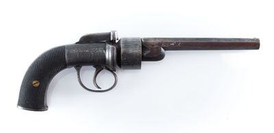 un gros plan d'un pistolet sur une surface blanche avec un fond blanc