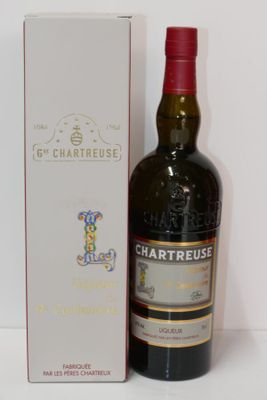 une bouteille de vin à côté d'une boîte