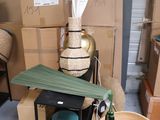 beaucoup de cartons et de paniers dans le garage