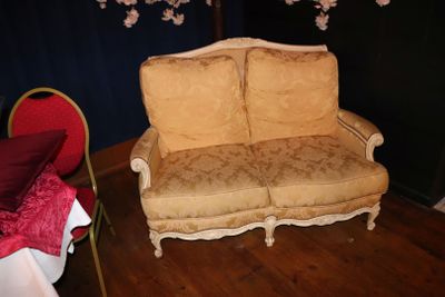 un canapé et un fauteuil dans une pièce décorée de fleurs de cerisier