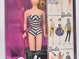 une poupée Barbie dans une boîte, accompagnée d'instructions pour lui donner l'air de porter un maillot de bain
