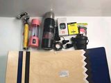 un skateboard et d'autres objets disposés sur une table