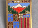 un gros plan d'un badge posé sur une table, sur fond blanc