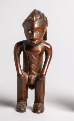 38. Figure masculine représentant un ancêtre, en bois dur à …