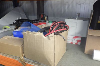 une boîte en carton contenant un tas de câbles