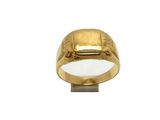 gros plan d'une bague en or sur fond blanc