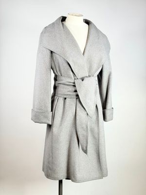 une image d'un manteau sur un support de mannequin