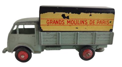 un camion miniature sur lequel est accrochée une pancarte à l'arrière