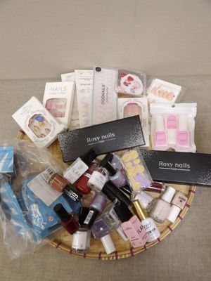 un panier rempli de produits de beauté posé sur une table