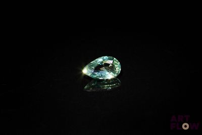 gros plan d'un diamant bleu sur une surface noire