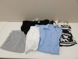 une pile de vêtements posée sur une table près d'un mur