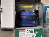 un sac bleu posé sur une boîte