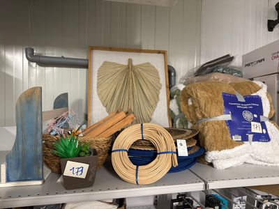 une étagère sur laquelle sont disposés divers articles dans un magasin